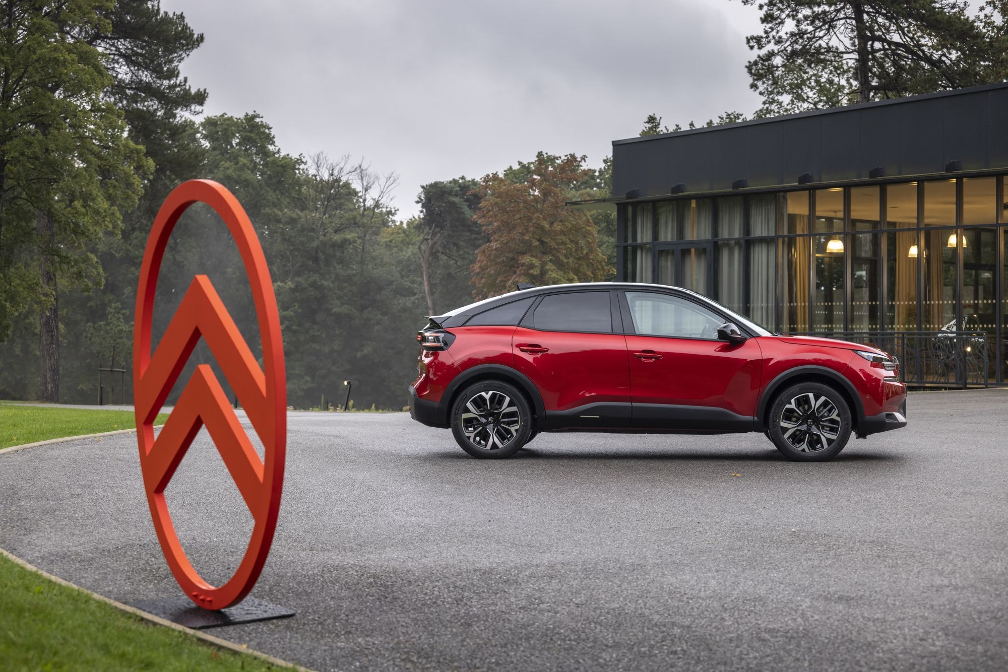 Frontal distintivo del Citroën C4, con diseño contemporáneo