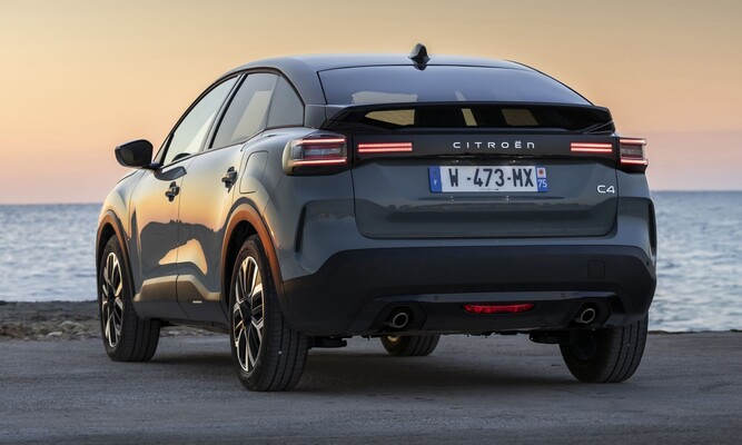 Panel central del Citroën C4, elegante y funcional, con buena accesibilidad. Panel central del Citroën C4, elegante y funcional, con buena accesibilidad.