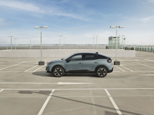 Vista lateral del interior del Citroën C4 con asientos ergonómicos Vista lateral del interior del Citroën C4 con asientos ergonómicos