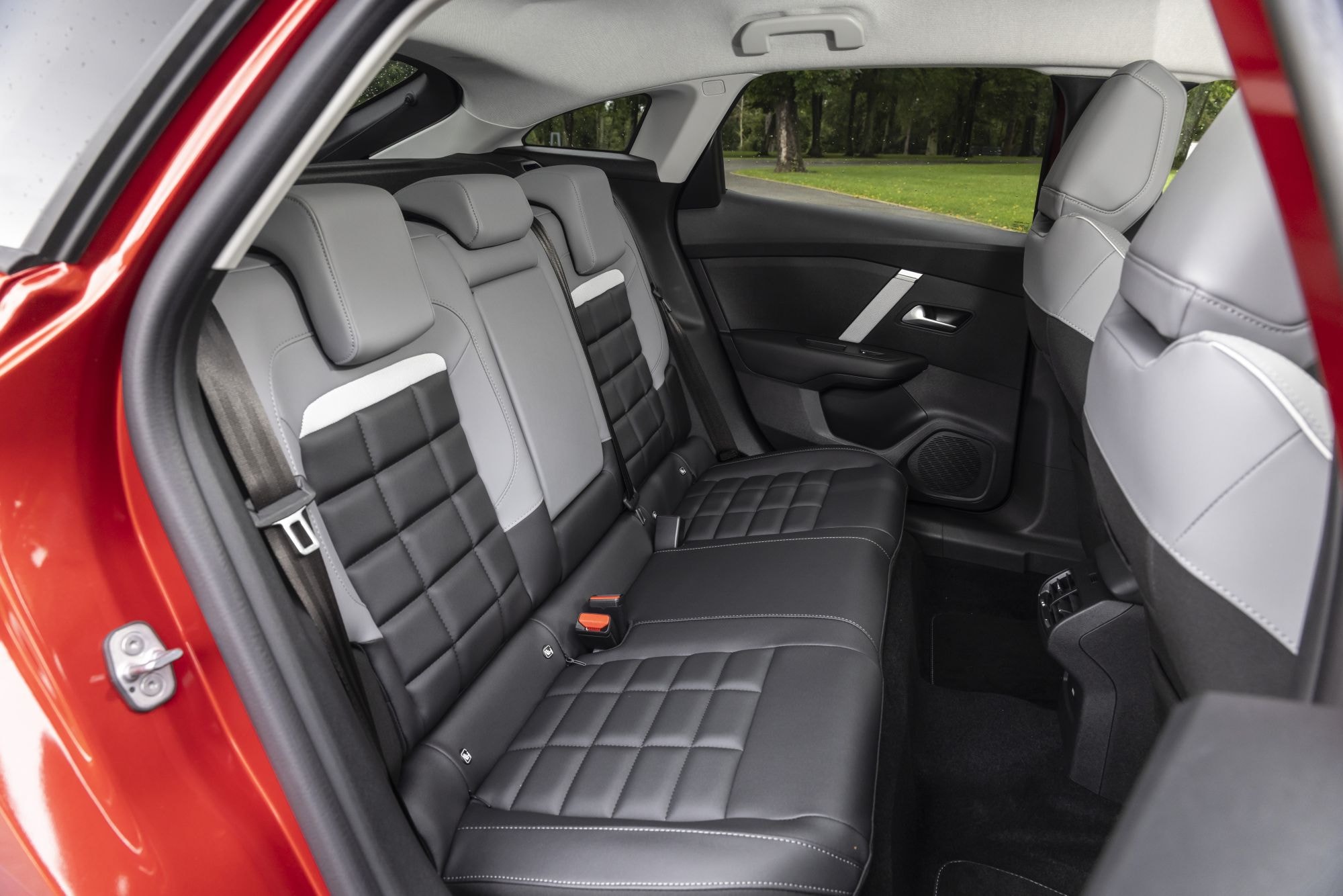 Vista lateral del Citroën C4 muestra su diseño aerodinámico.