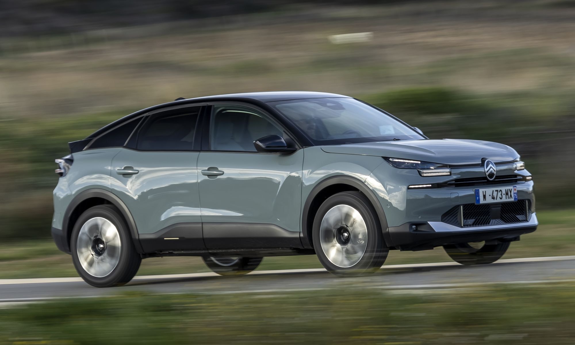 Vista trasera del Citroën C4, con ópticas modernas y estilo distintivo.