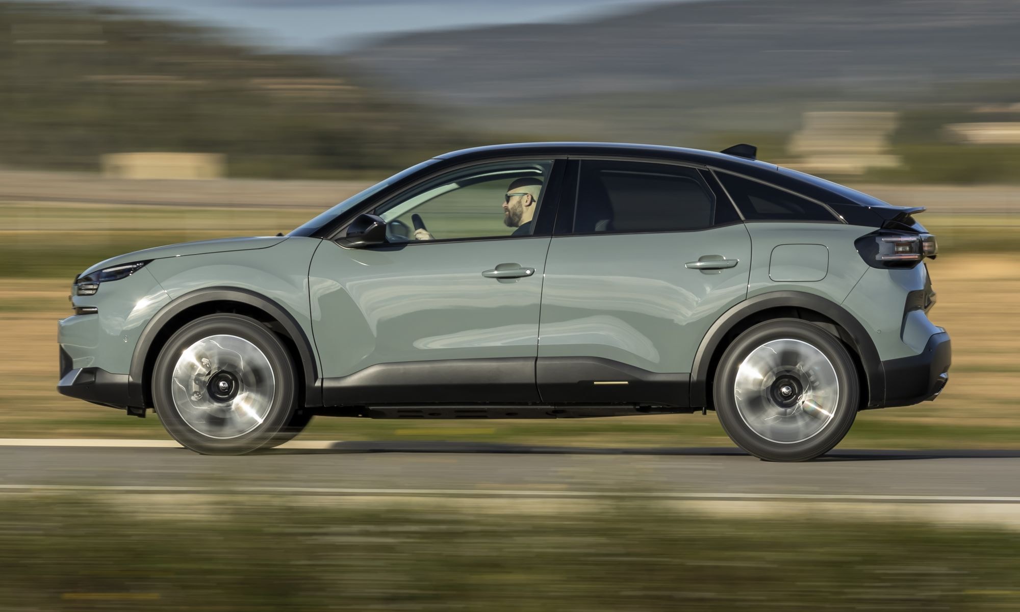 Vista del interior del Citroën C4, con asientos de diseño moderno y una consola intuitiva.