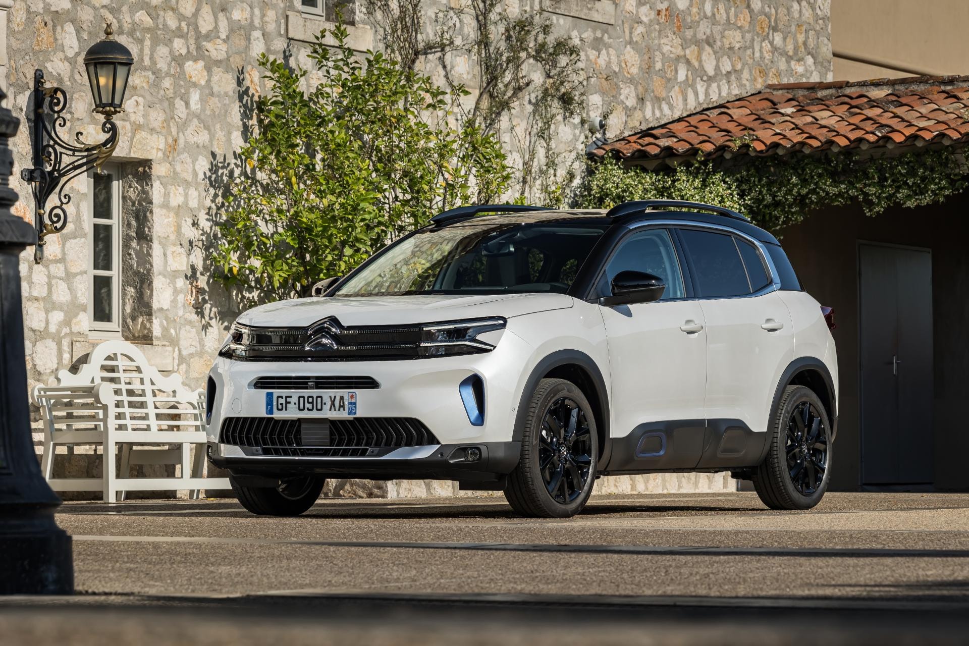 Citroën C5 Aircross híbrido en entorno urbano con visión frontal