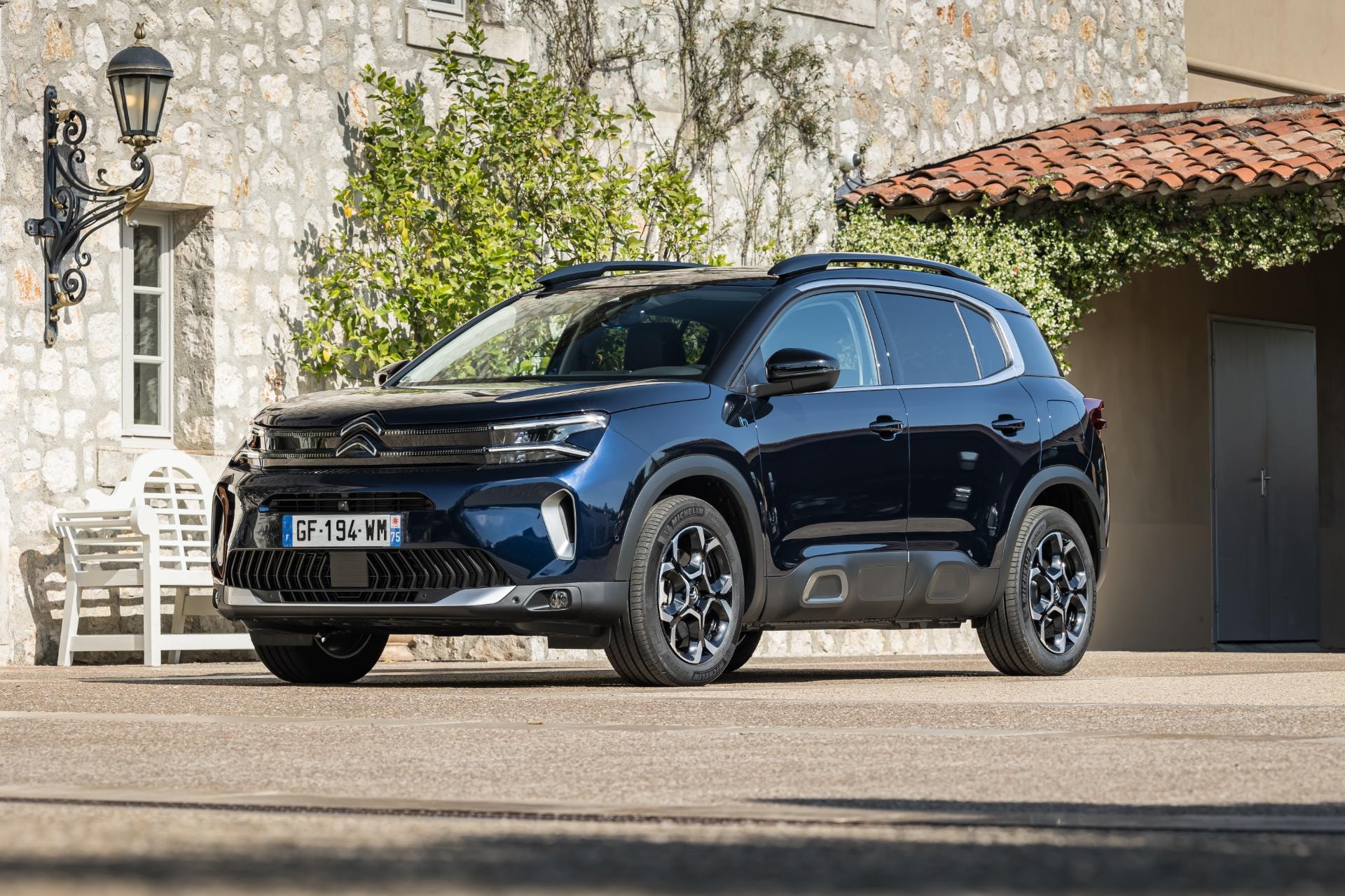 Vista lateral del Citroën C5 Aircross Híbrido mostrando su robustez.