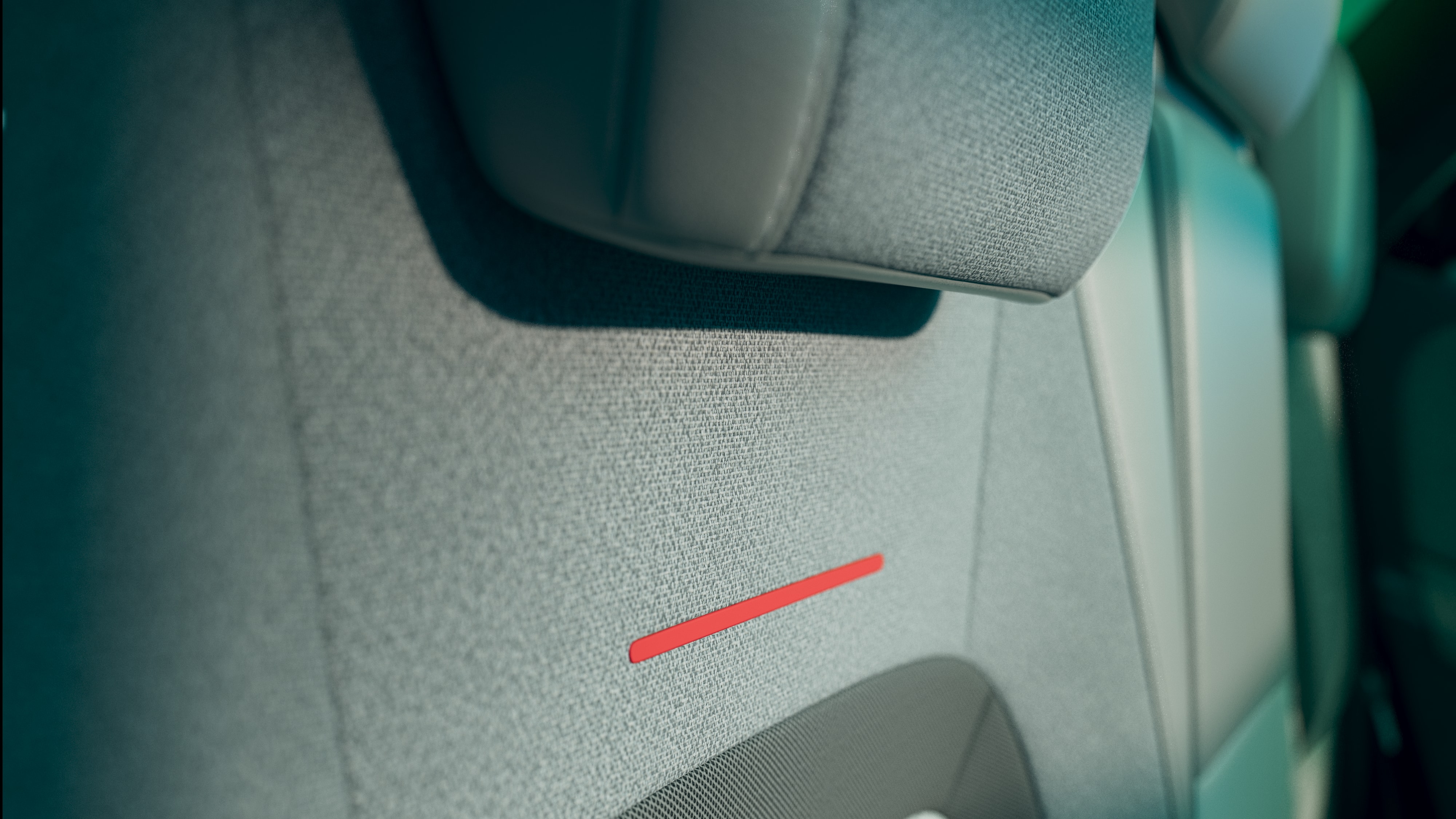 Detalle del salpicadero con sistema de audio, resaltando su tecnología