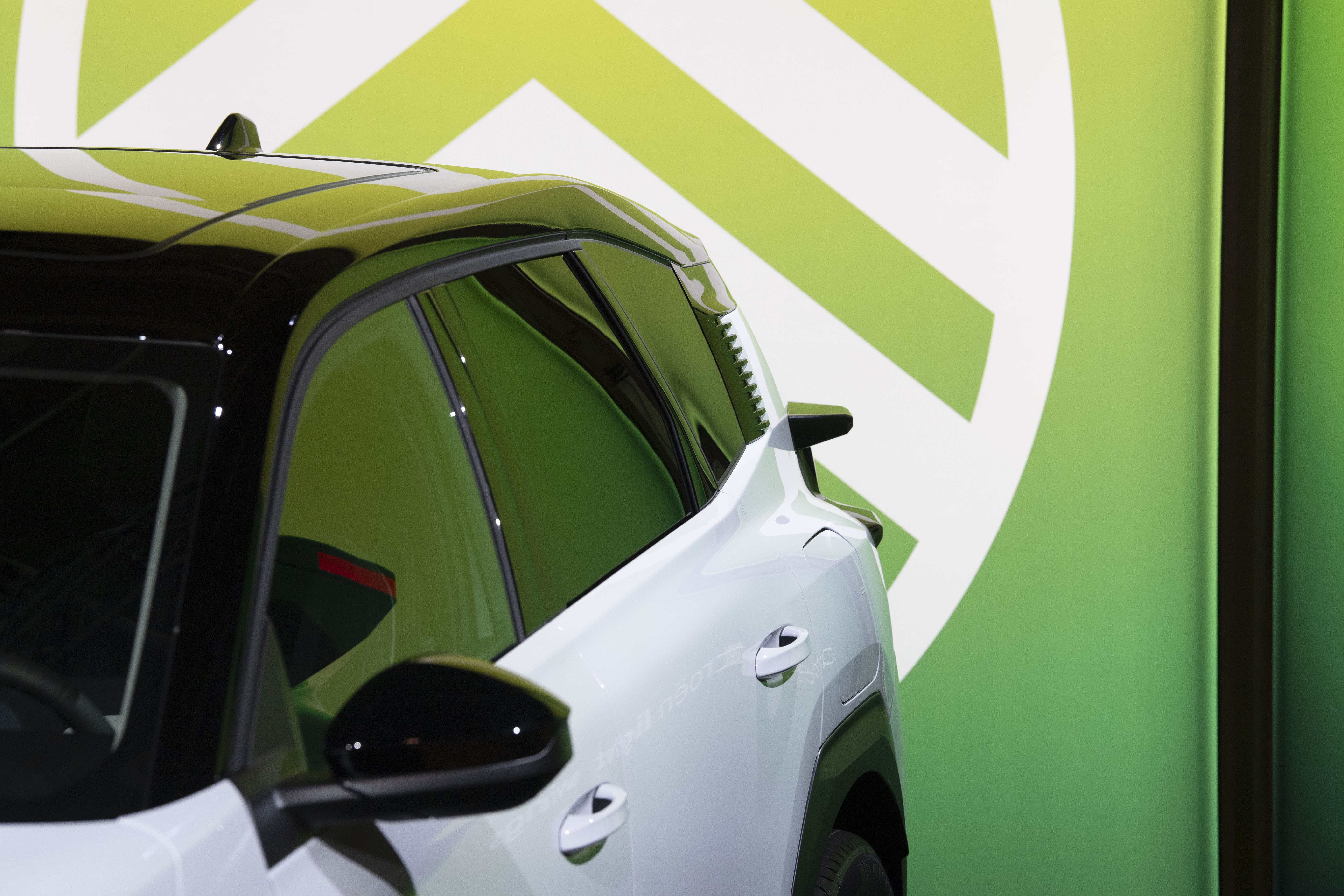 Vista lateral del interior con enfoque en la consola central y pantalla