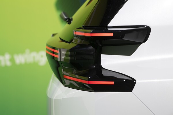 Detalle de la parte trasera del C5 Aircross, capturando sus luces distintivas Detalle de la parte trasera del C5 Aircross, capturando sus luces distintivas