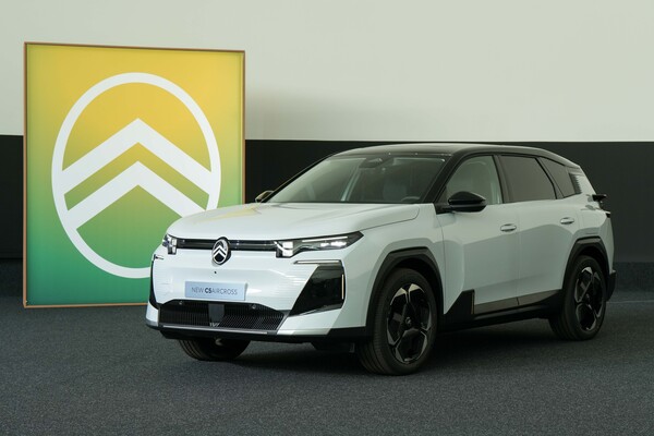 Ángulo trasero del coche con un enfoque en las luces y diseño aerodinámico Ángulo trasero del coche con un enfoque en las luces y diseño aerodinámico