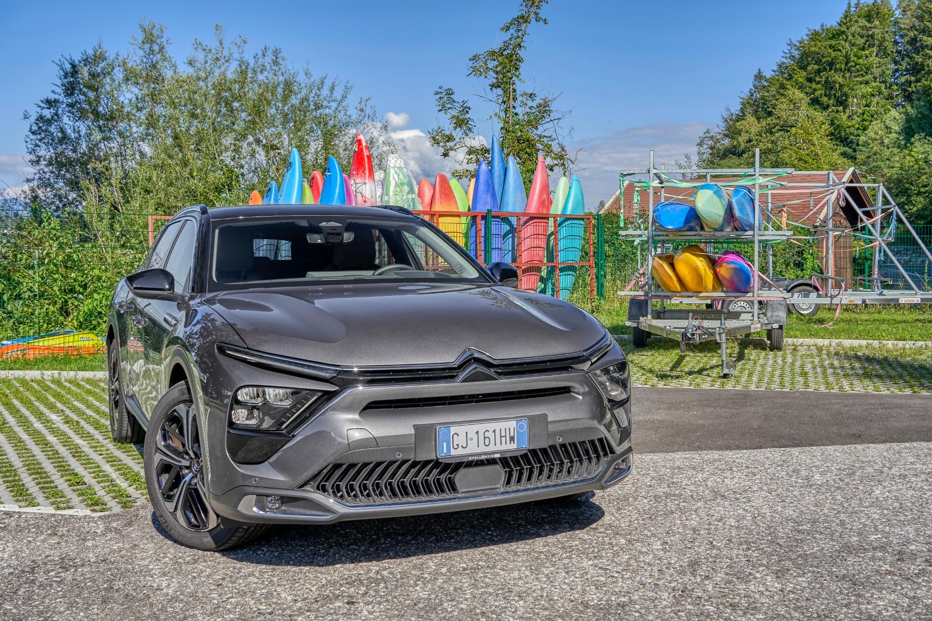 Imagen frontal del Citroën C5 X que enfatiza su apariencia agresiva y moderna.