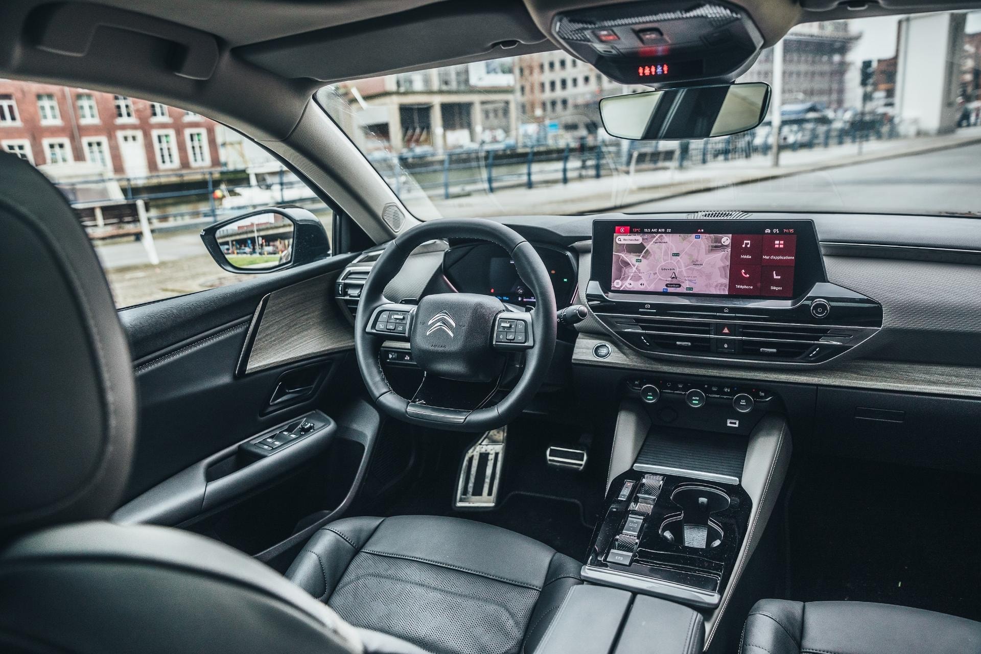 Vista delantera del habitáculo, destacando calidad y diseño.