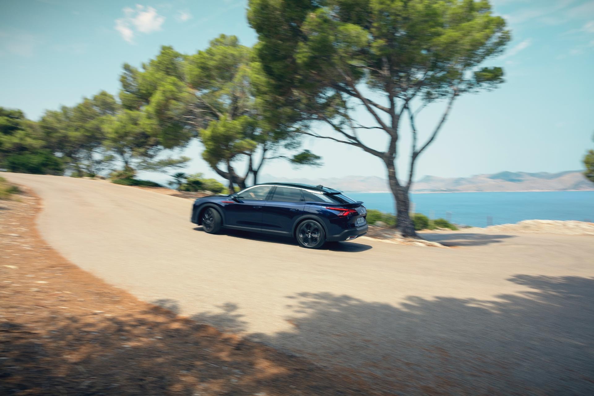 Imagen que ilustra al vehículo en una escapada por caminos serpenteantes.