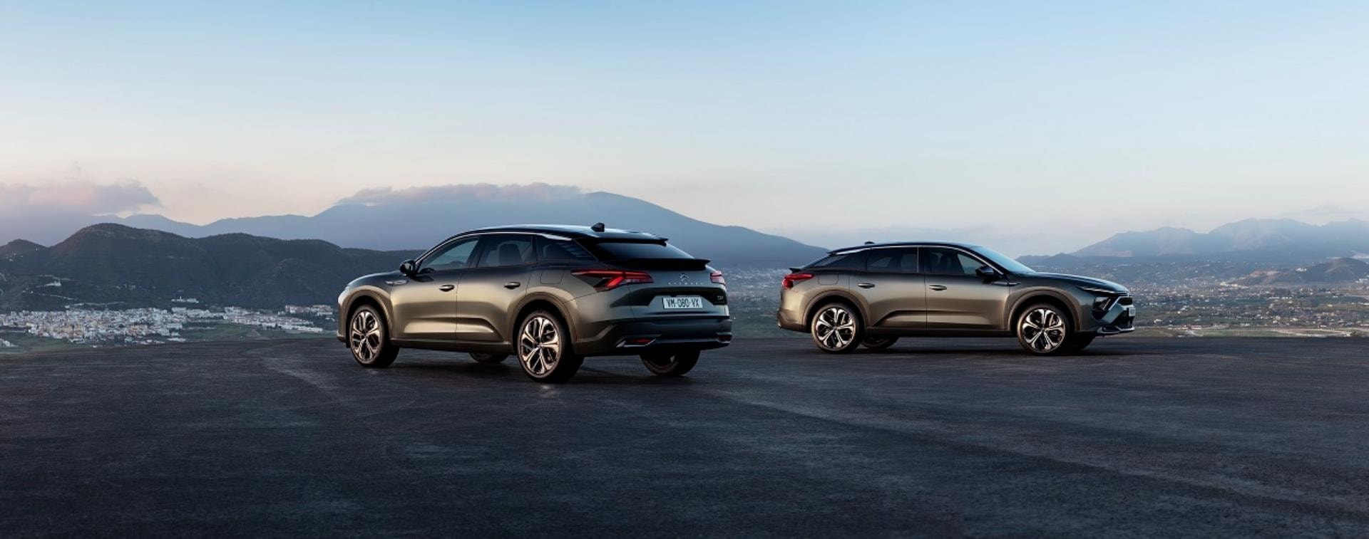 Vista del perfil y trasera del Citroën C5 X, resaltando su diseño vanguardista.