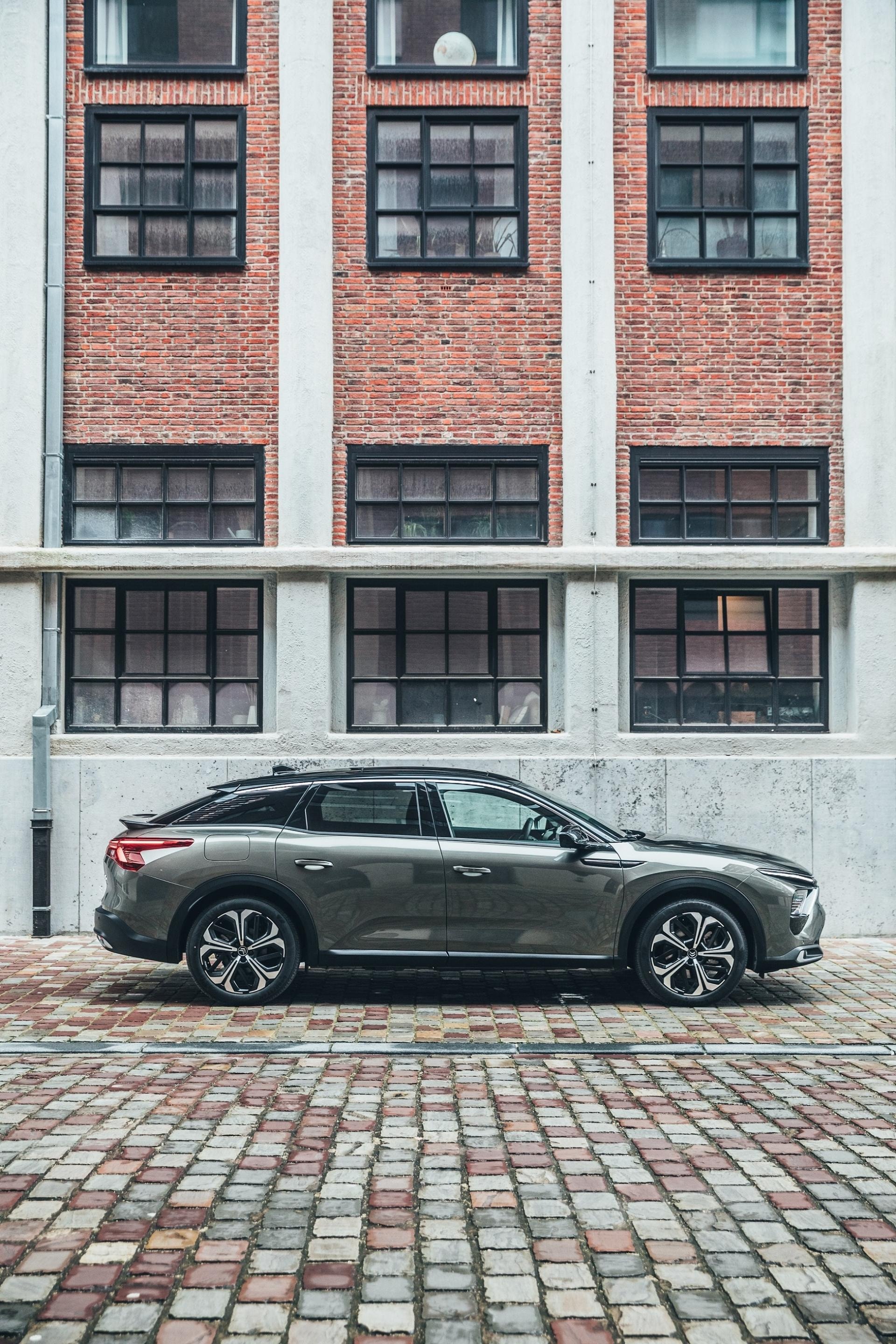 Perfil del Citroën C5 X en un entorno urbano, mostrando líneas y proporciones.