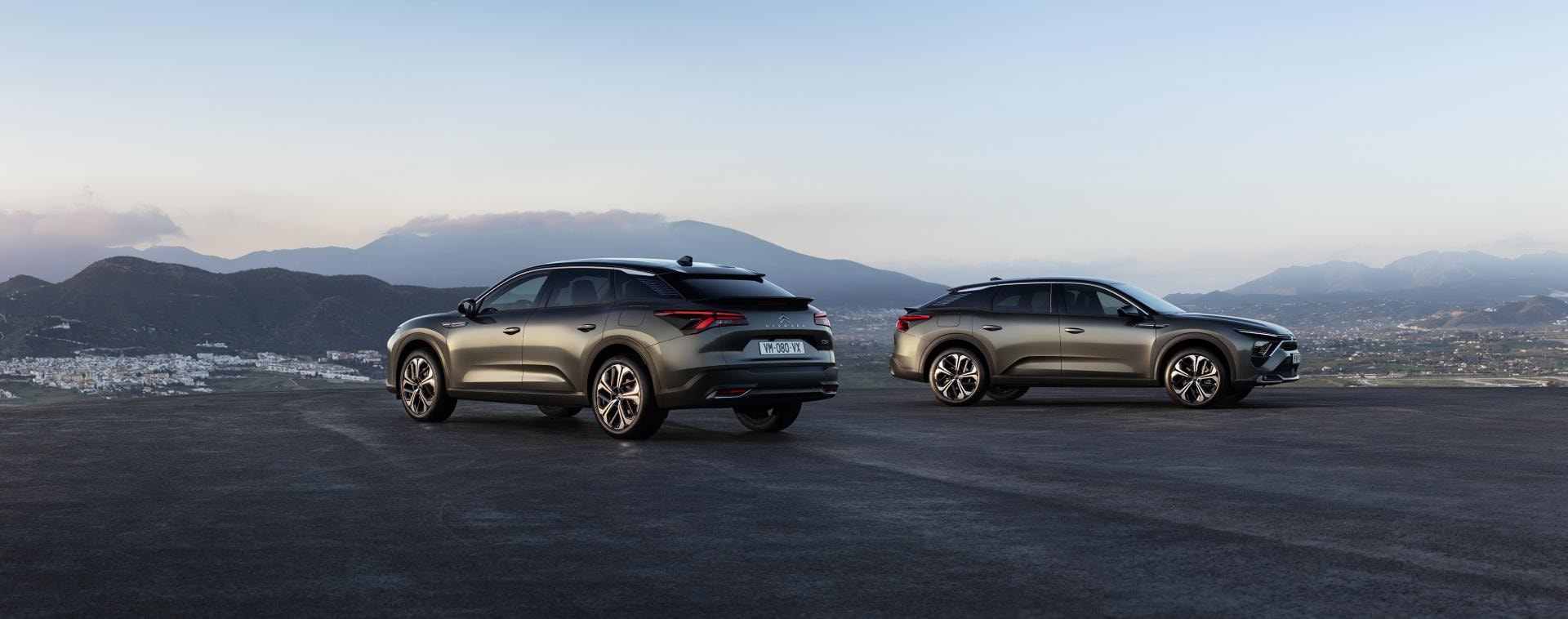 Comparativa lateral y trasera de dos Citroën C5 X, mostrando la variabilidad de colores y diseño.