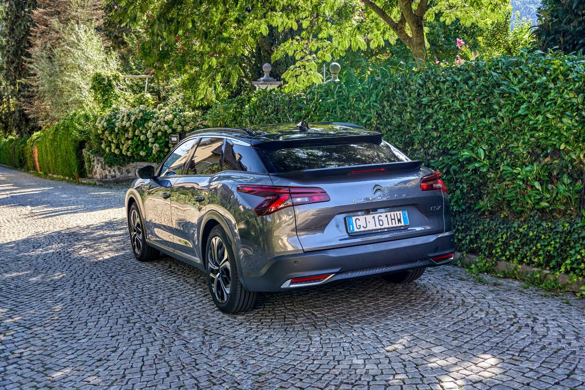 Vista trasera del Citroën C5 X híbrido, subrayando los faros traseros y la aerodinámica.