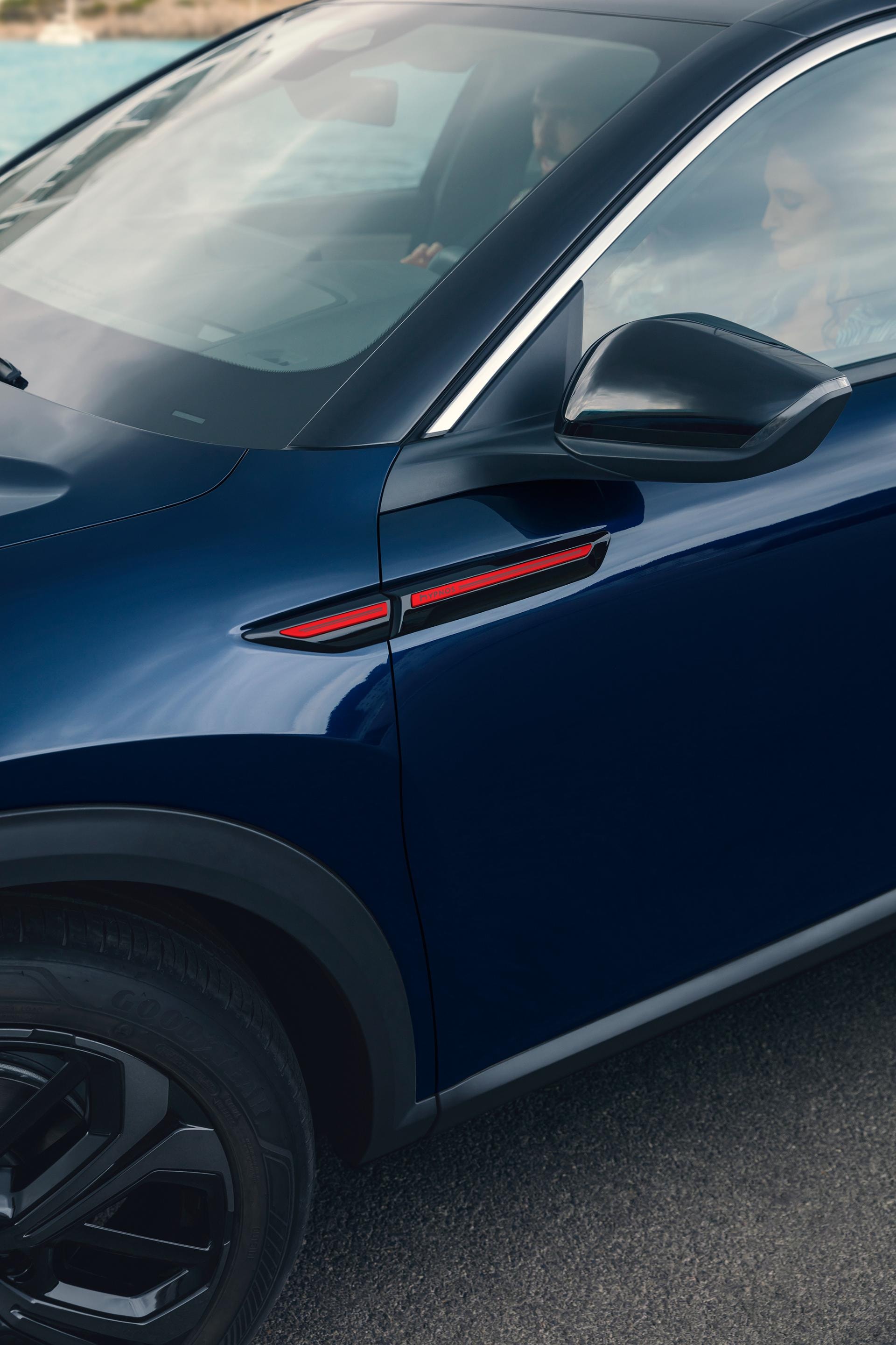 Detalle del diseño lateral con especial atención a la línea de ventanas y cintura.