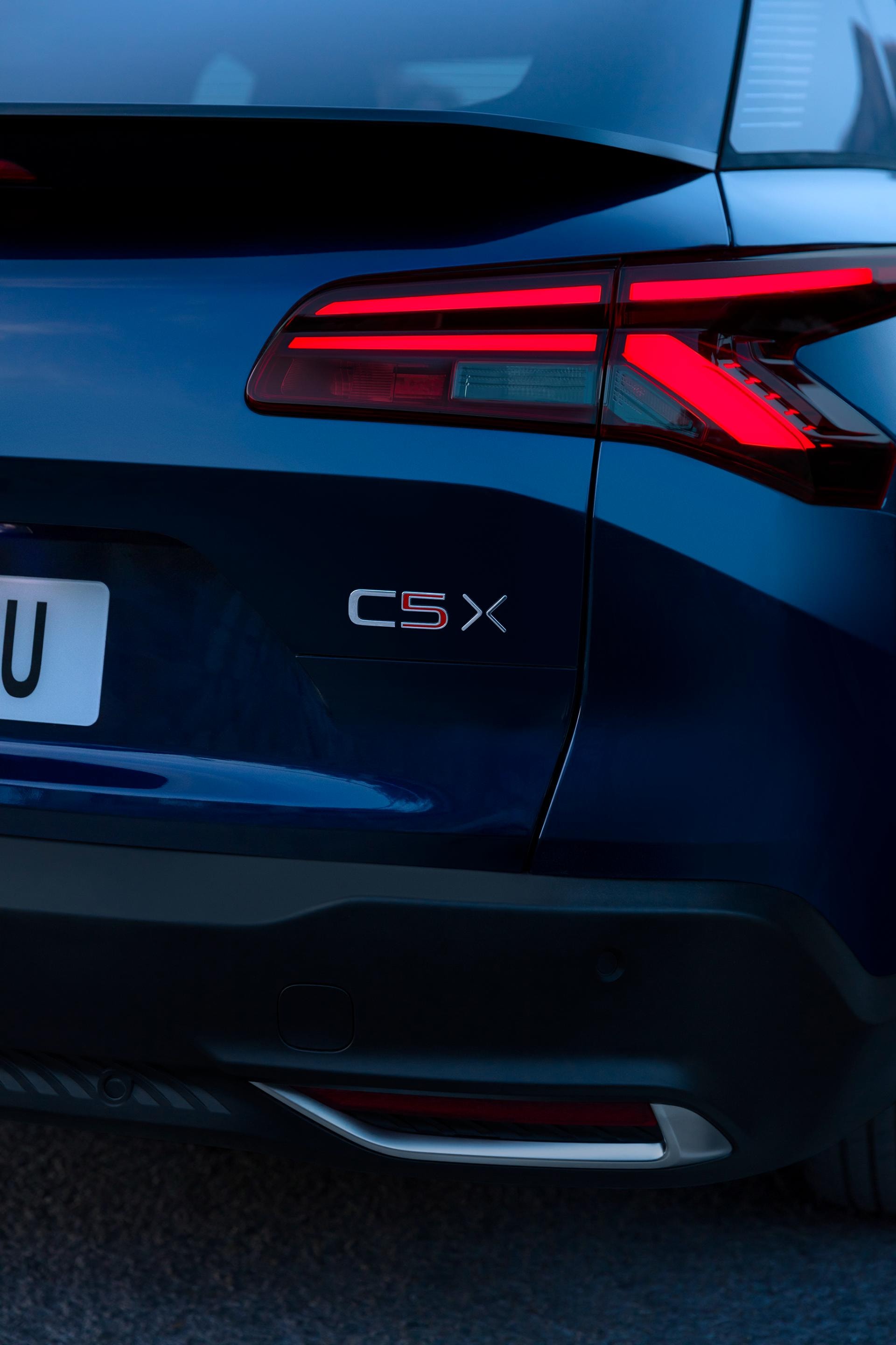 Enfoque en los grupos ópticos traseros y el nombre del modelo.