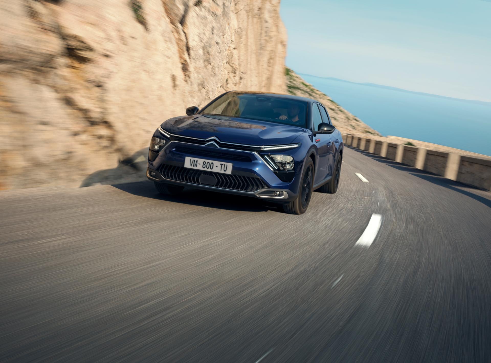 Fotografía que captura la robustez y el diseño frontal en alta velocidad.