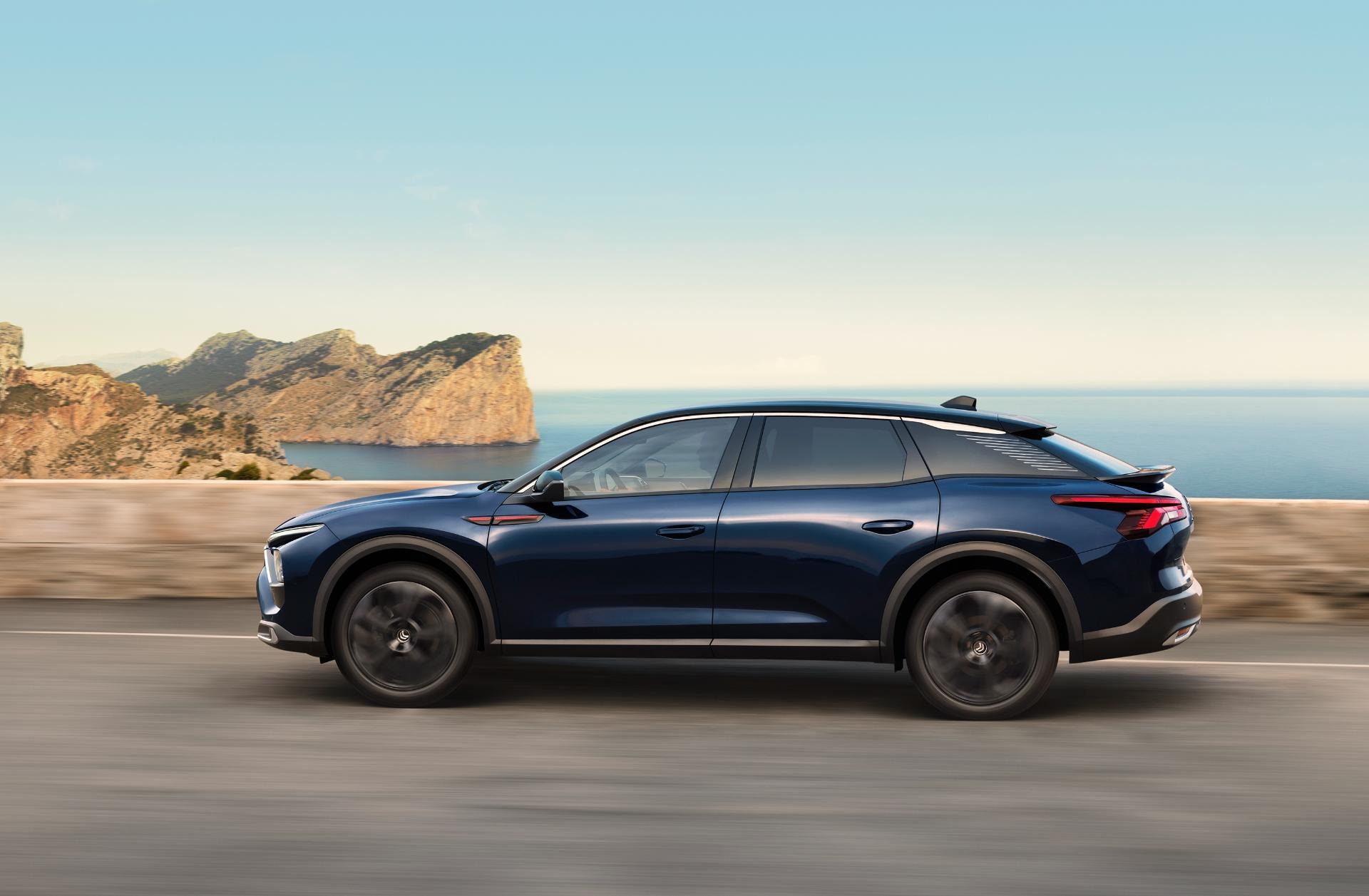 Silueta en movimiento que resalta la fluidez y aerodinámica del vehículo.