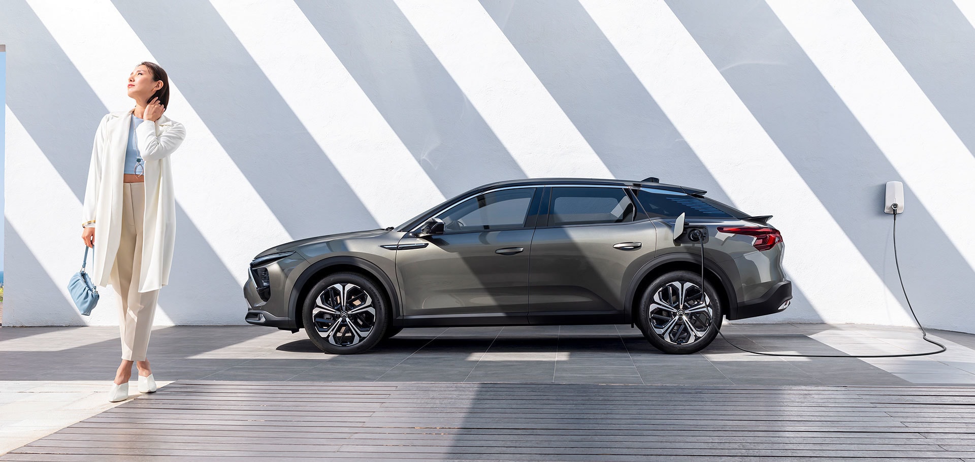 Citroën C5 X híbrido enchufable, mostrando punto de carga.