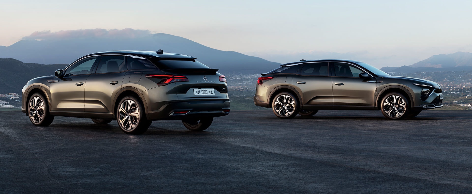 Comparativa de perfiles del C5 X, enfatizando su diseño y proporciones únicas.