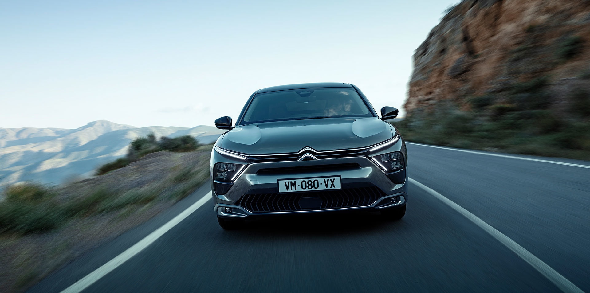 Frontal del Citroën C5 X en movimiento, con un diseño que transmite robustez.