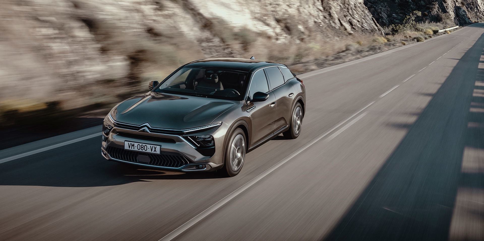 Diseño frontal del Citroën C5 X destacando su dinamismo.