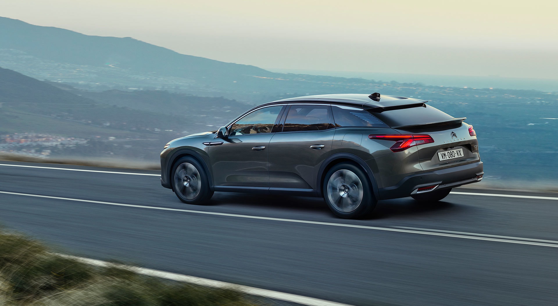 Citroën C5 X en movimiento, vista lateral y trasera.