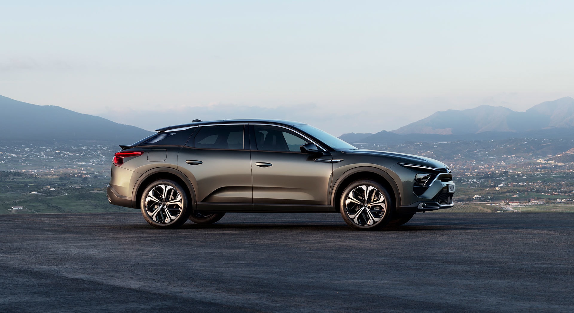 Perfil lateral que muestra la fusión de líneas SUV y berlina del Citroën C5 X.