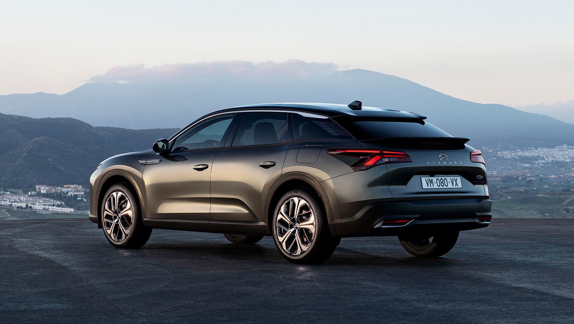 Imagen trasera del C5 X, con énfasis en los grupos ópticos y diseño aerodinámico.