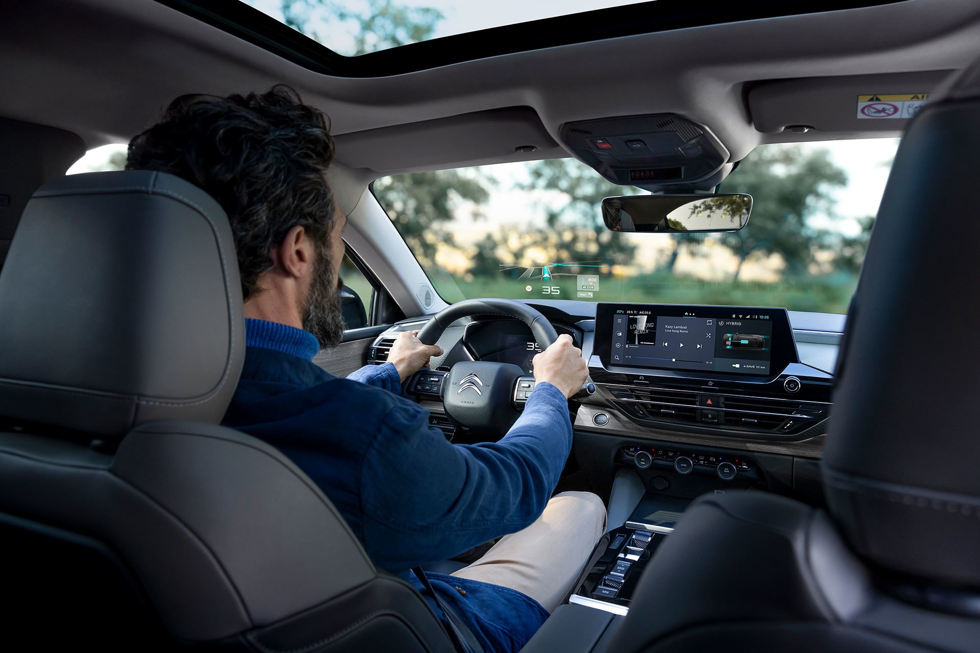 Vista interior desde la perspectiva del conductor.