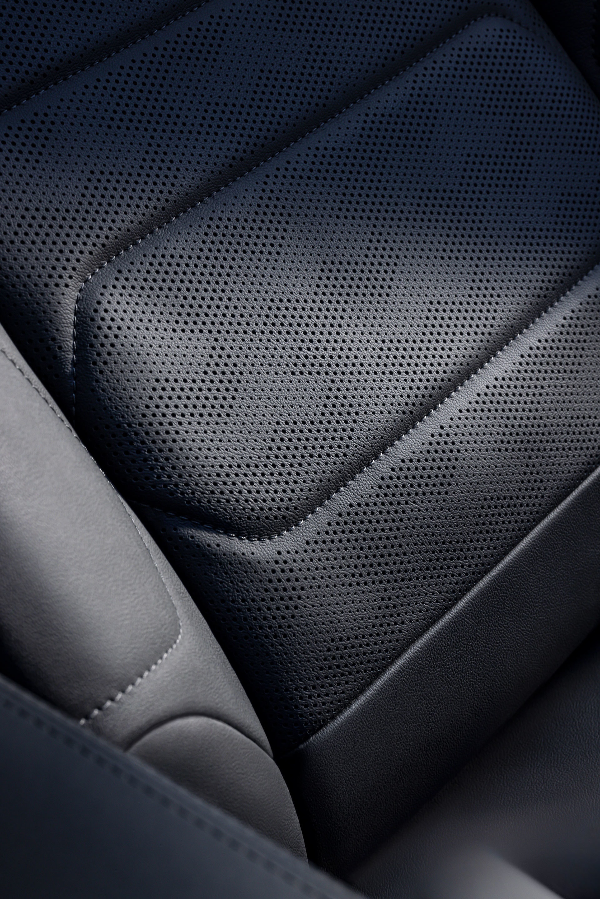 Close-up a la textura de los asientos, sensación de comodidad.