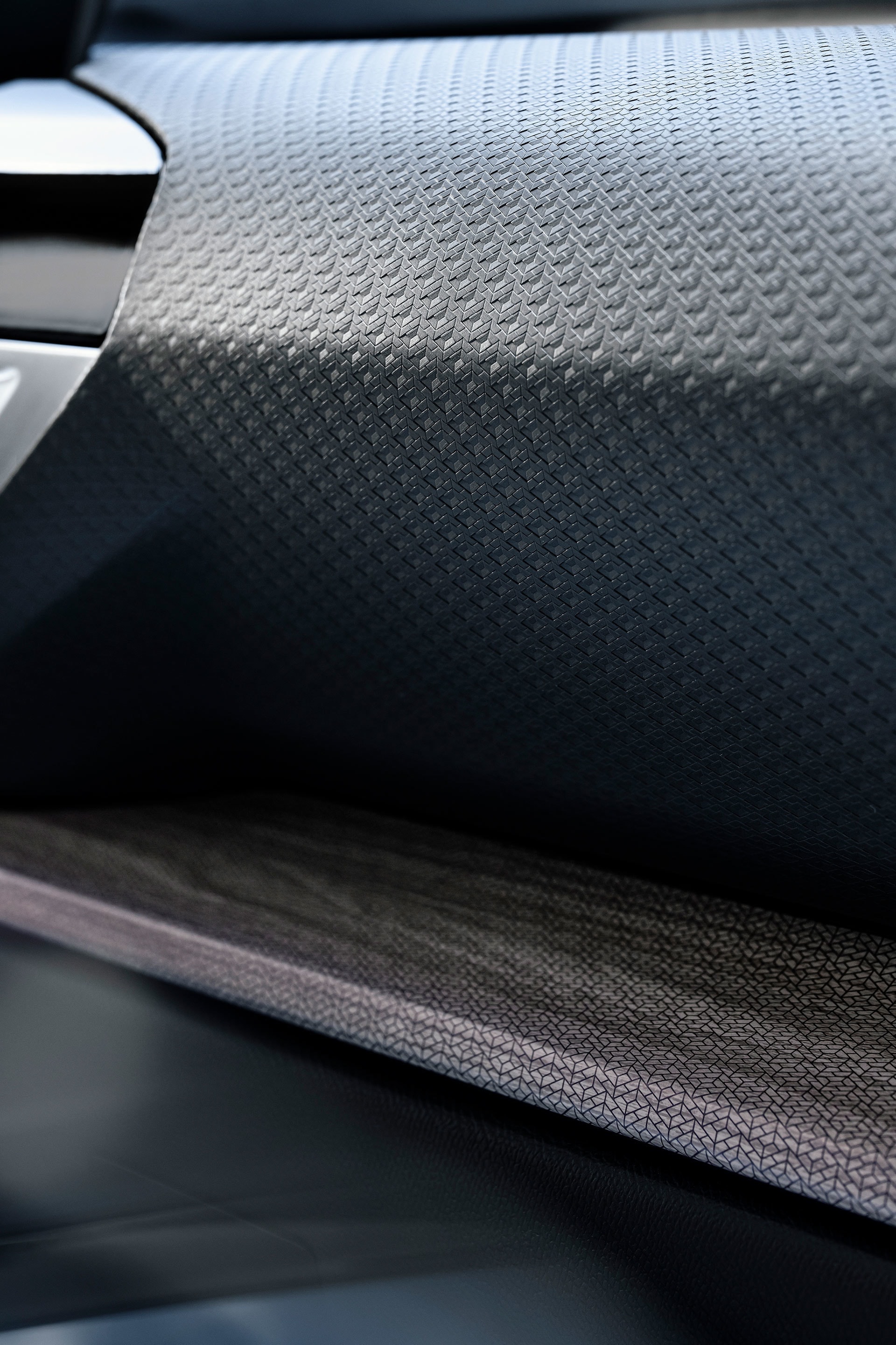 Primer plano de la textura y materiales del tablero del Citroën C5 X.