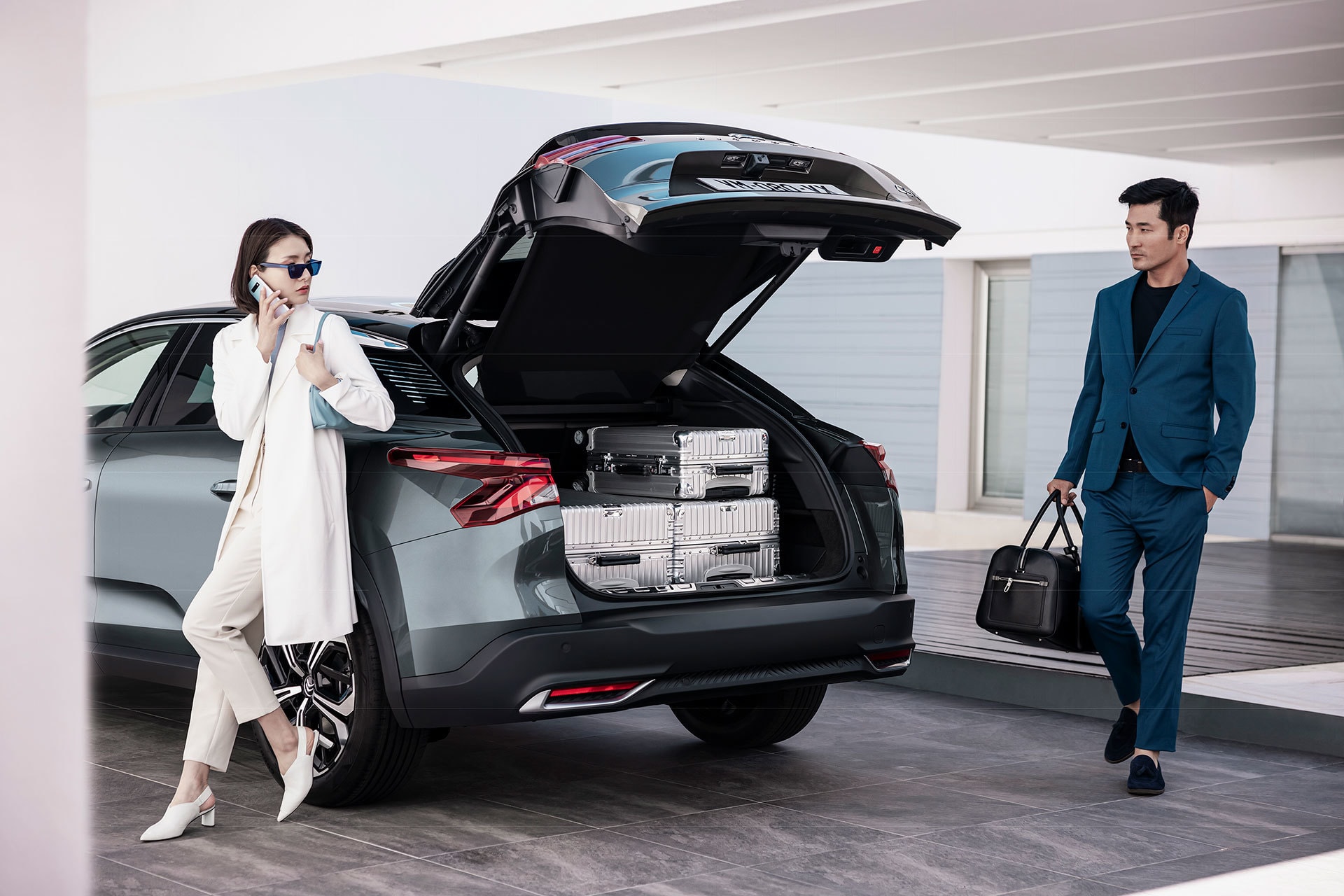 Espacio del maletero abierto con equipaje, eficiente aprovechamiento.