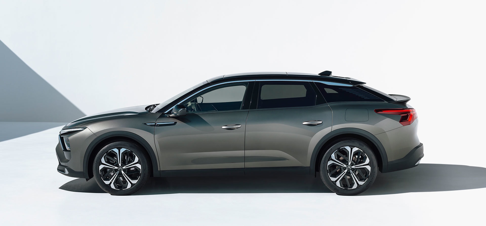 Perfil lateral del Citroën C5 X que muestra su diseño y llantas.