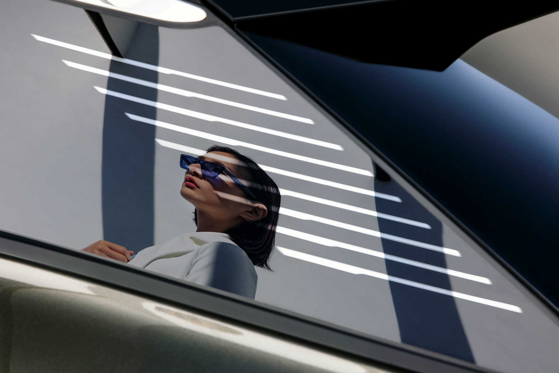 Mujer admirando la vista a través del techo panorámico.