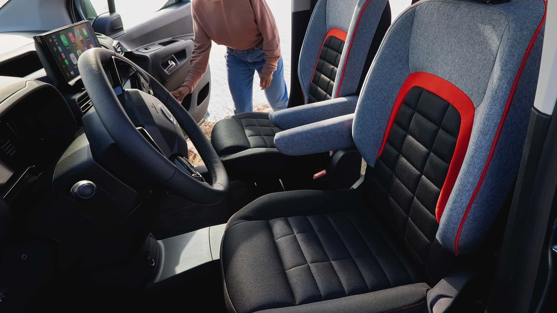 Asientos delanteros del Citroën ë-Berlingo con una estética moderna y deportiva.