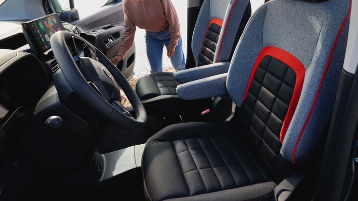 Asientos delanteros del Citroën ë-Berlingo con una estética moderna y deportiva. Asientos delanteros del Citroën ë-Berlingo con una estética moderna y deportiva.