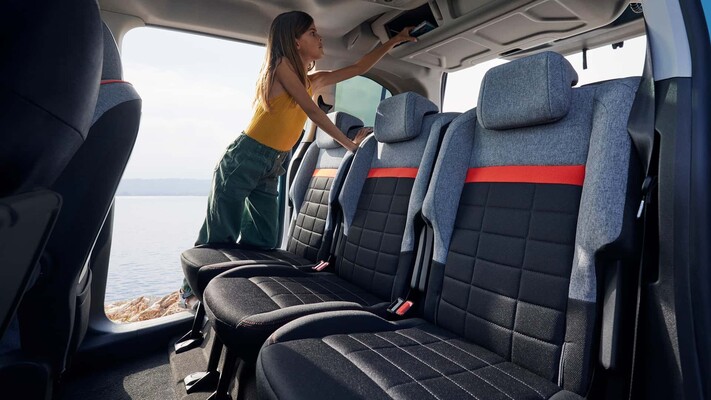 Configuración de asientos traseros del Citroën ë-Berlingo mostrando la habitabilidad. Configuración de asientos traseros del Citroën ë-Berlingo mostrando la habitabilidad.