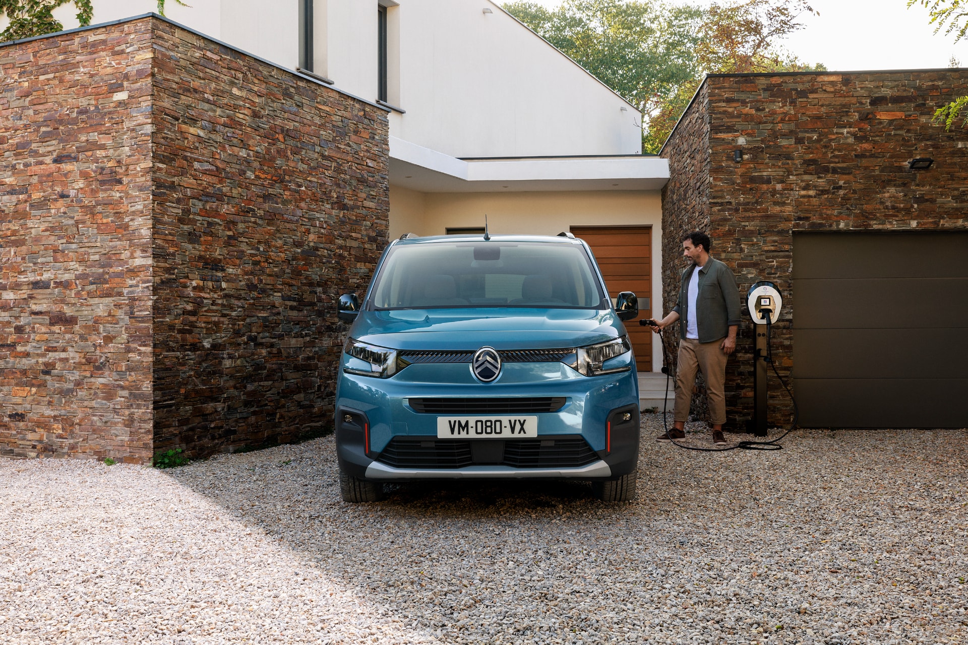 Citroën ë-Berlingo mostrando su sistema de carga en entorno urbano.