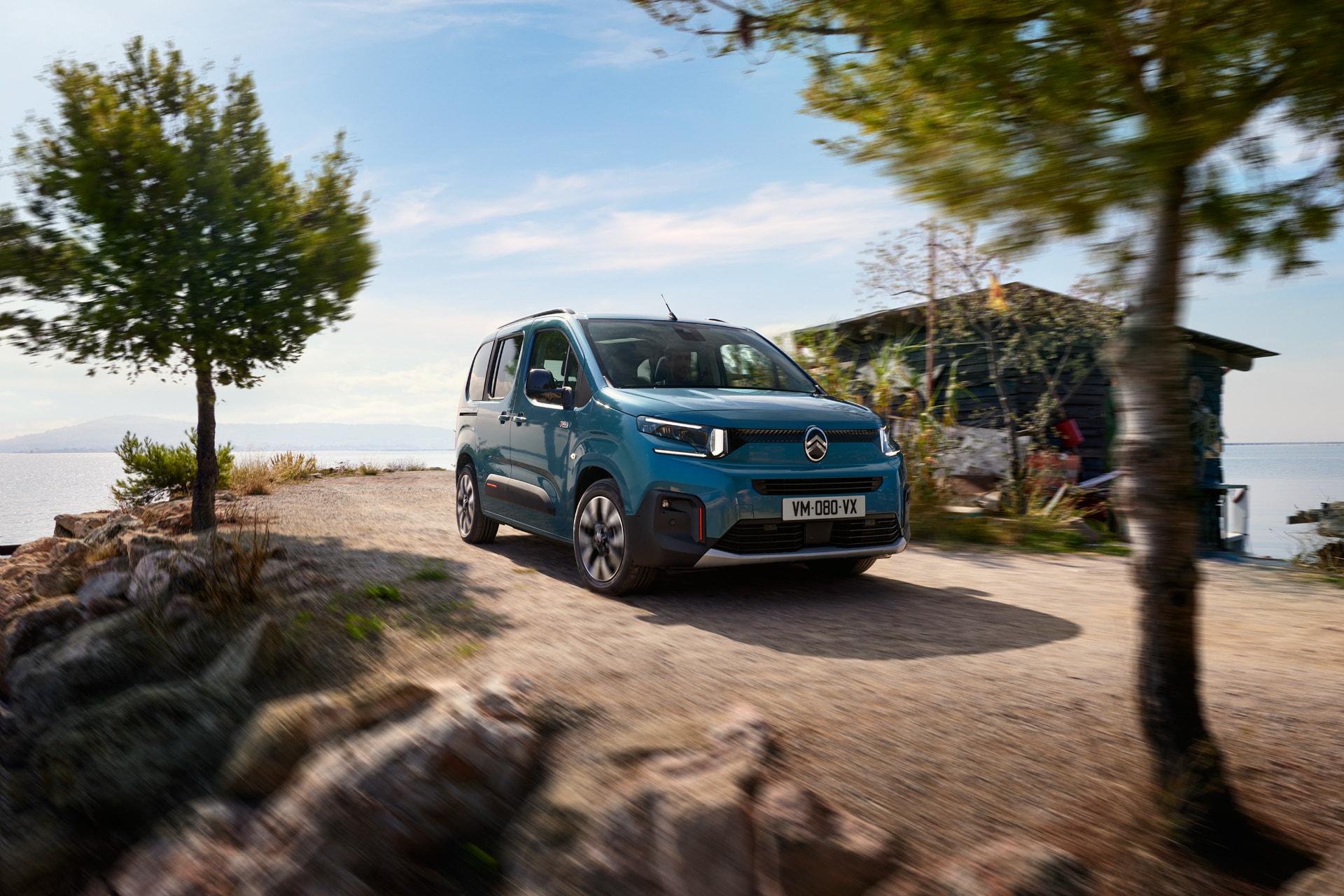 El Citroën ë-Berlingo mostrando su perfil lateral en un entorno natural.