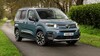 Vista dinámica del Citroën ë-Berlingo mostrando su perfil delantero y lateral. Vista dinámica del Citroën ë-Berlingo mostrando su perfil delantero y lateral.