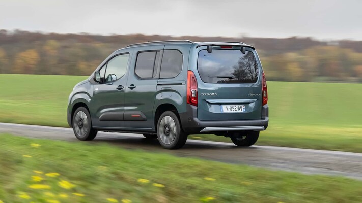 Vista trasera y lateral del Citroën ë-Berlingo capturada en un ambiente natural. Vista trasera y lateral del Citroën ë-Berlingo capturada en un ambiente natural.