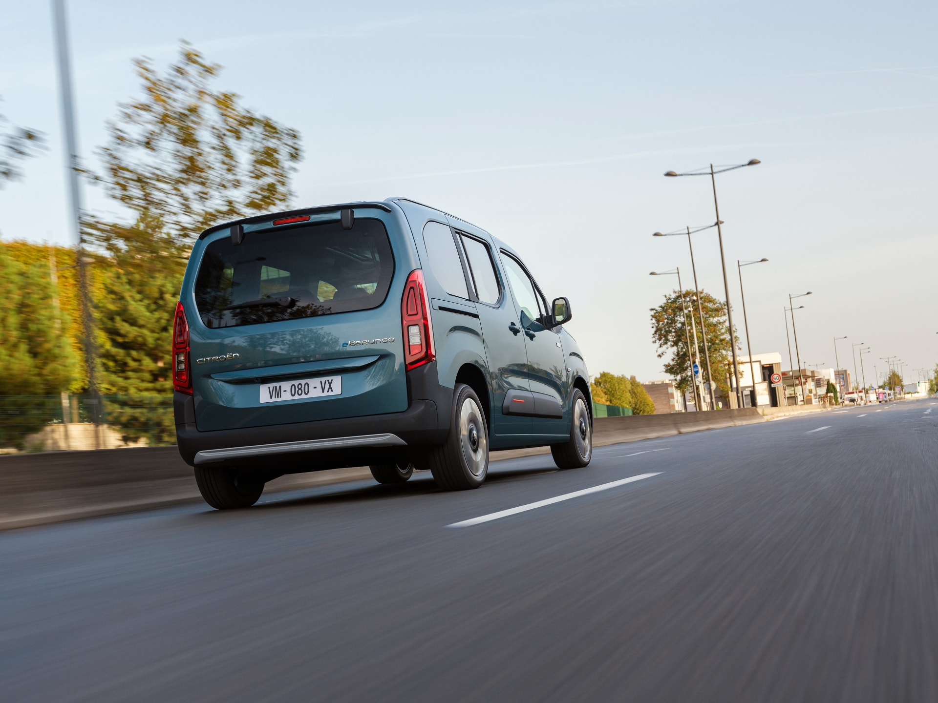 Imagen dinámica del Citroën ë-Berlingo circulando por una carretera.
