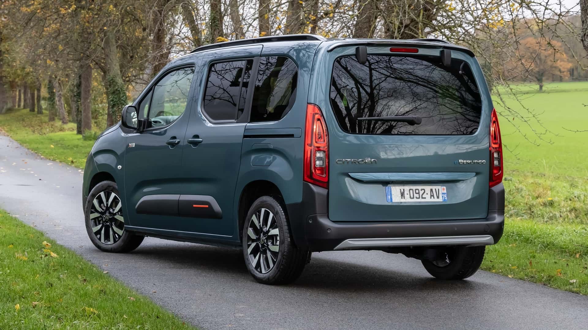 Imagen del Citroën ë-Berlingo desde una perspectiva lateral y trasera.