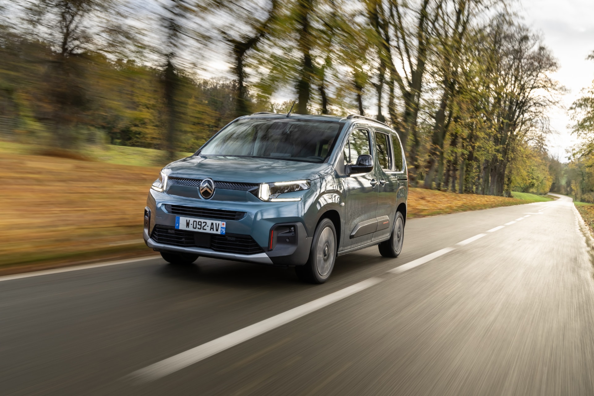 Citroën ë-Berlingo eléctrico captado en un entorno otoñal, destacando su diseño lateral.