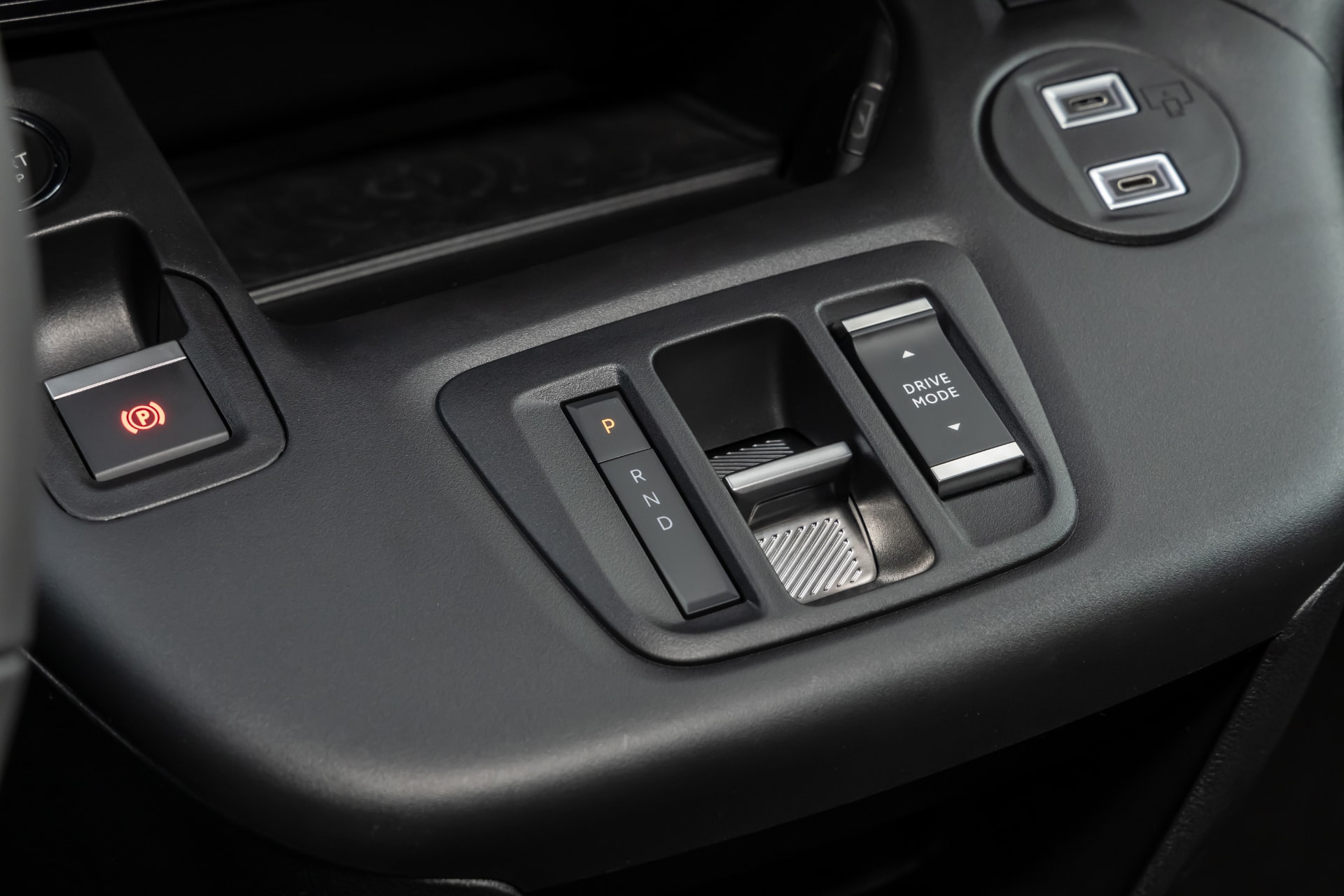 Detalle de los controles de la ventana y espejos laterales en la puerta del conductor.