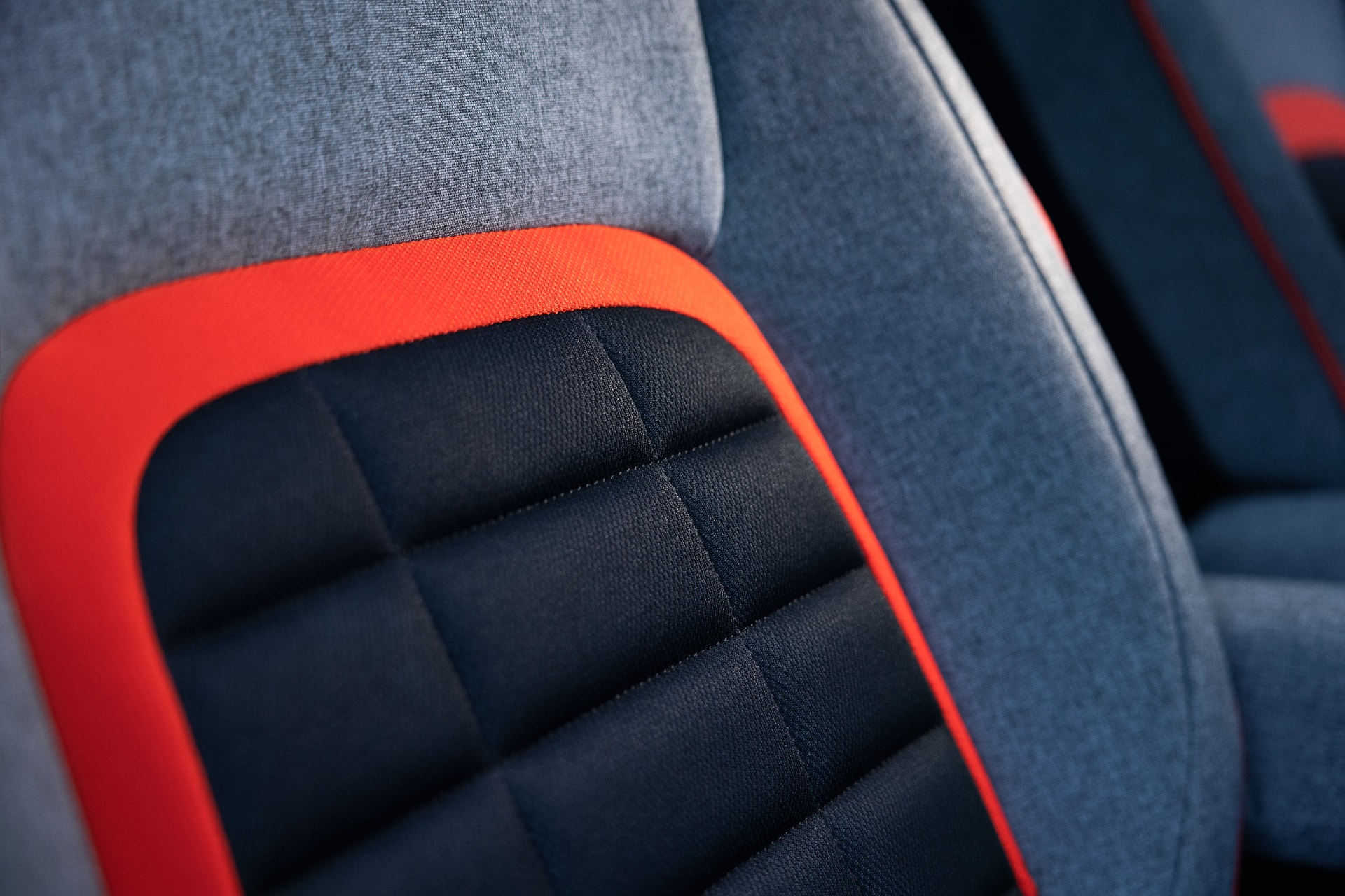 Enfoque en la textura y color de los asientos del Citroën ë-Berlingo.