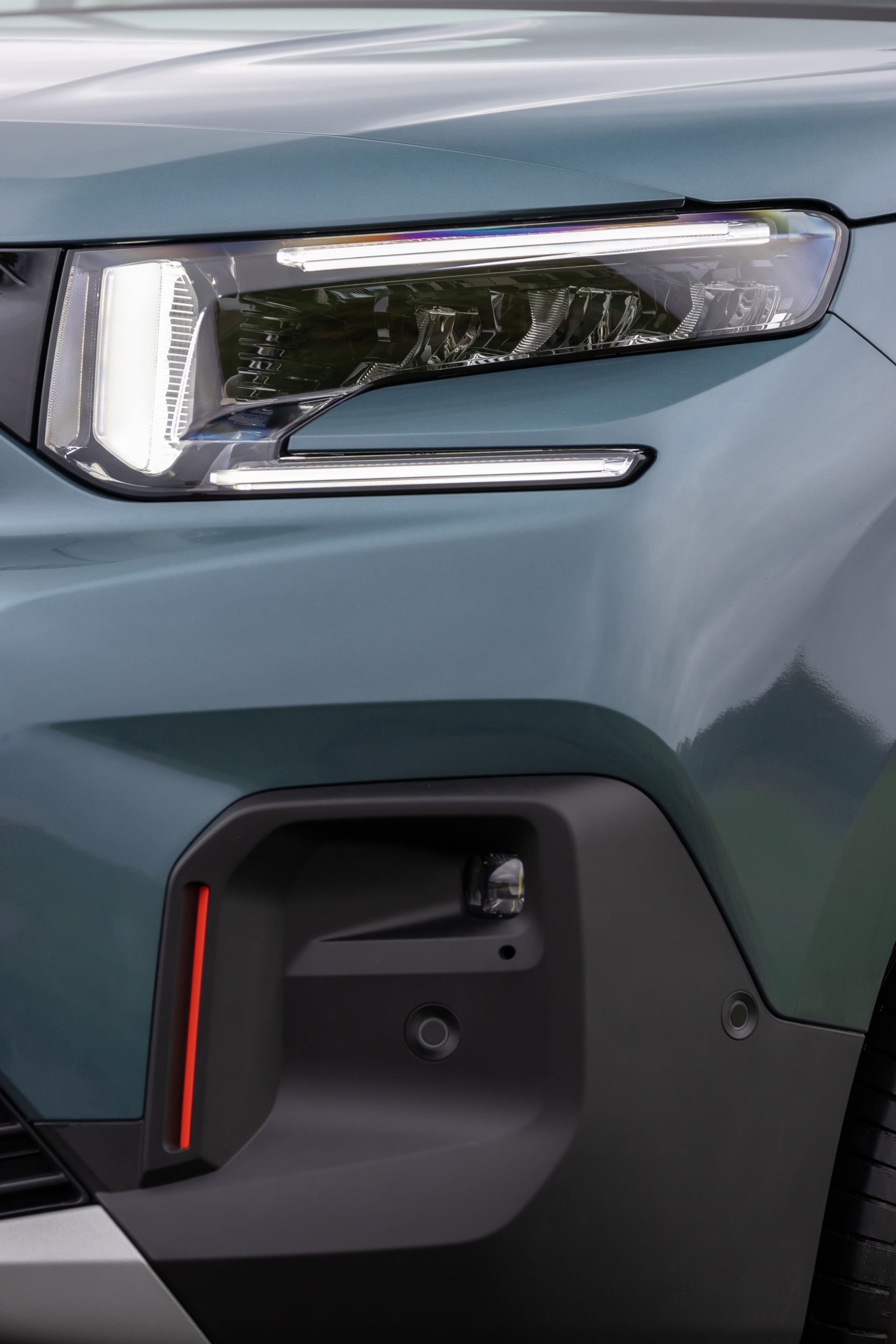 Imagen cercana de la óptica delantera del Citroën ë-Berlingo.