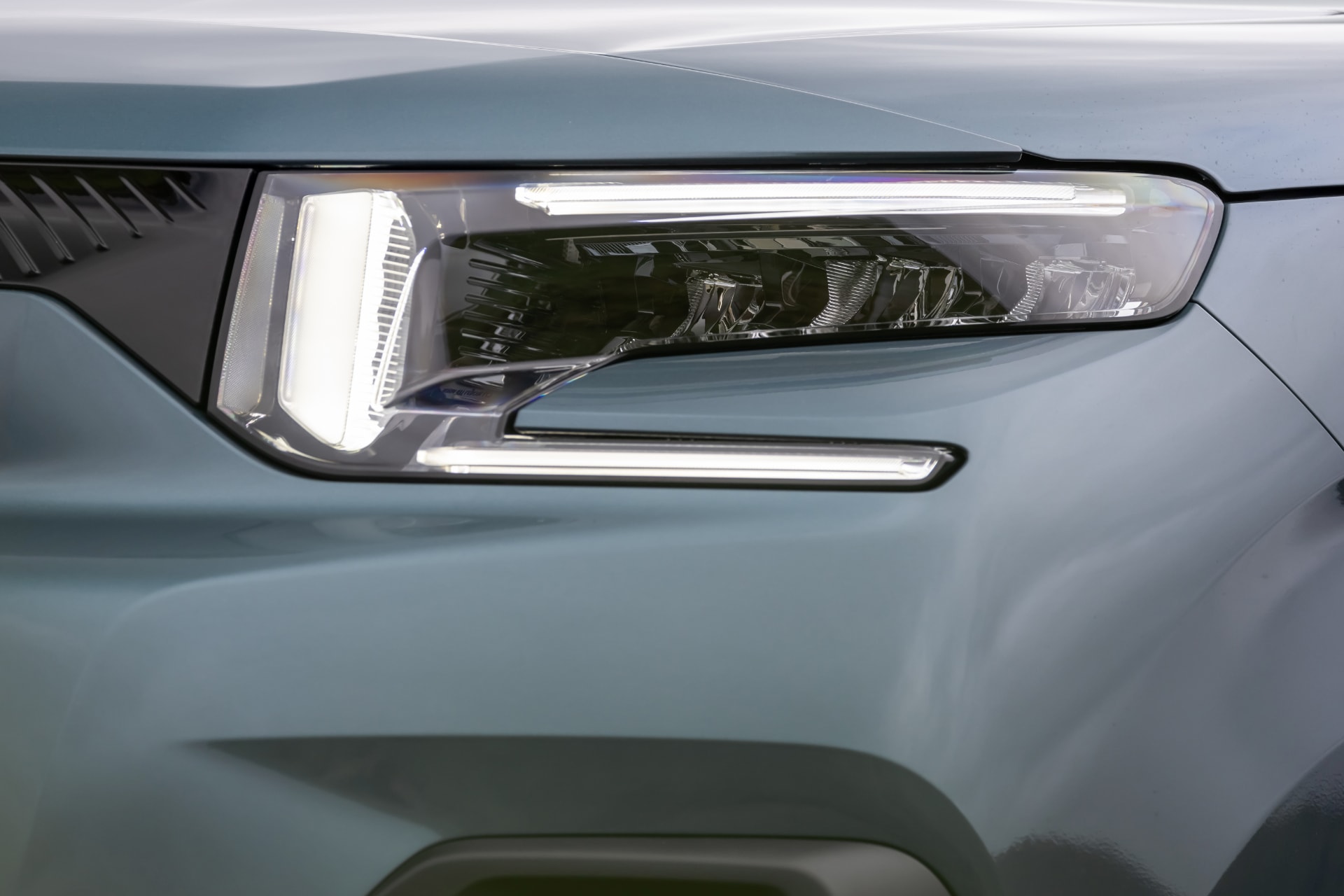 Primer plano del faro que resalta la tecnología de iluminación del ë-Berlingo.